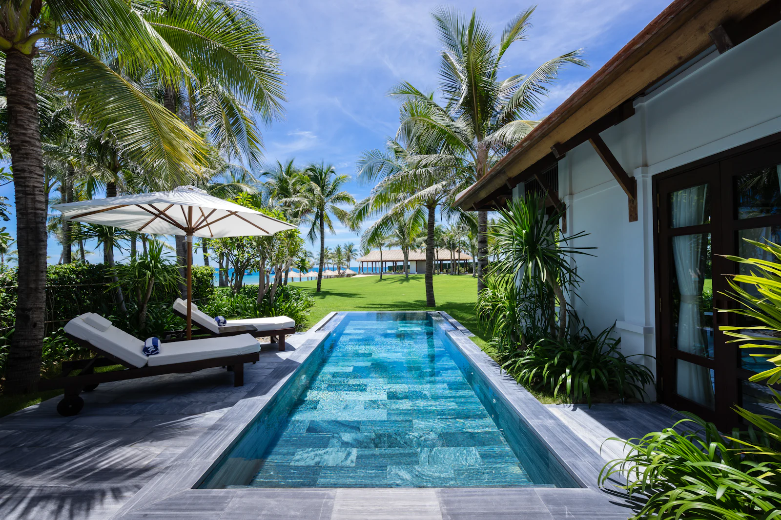 The villa, its pool and the garden
