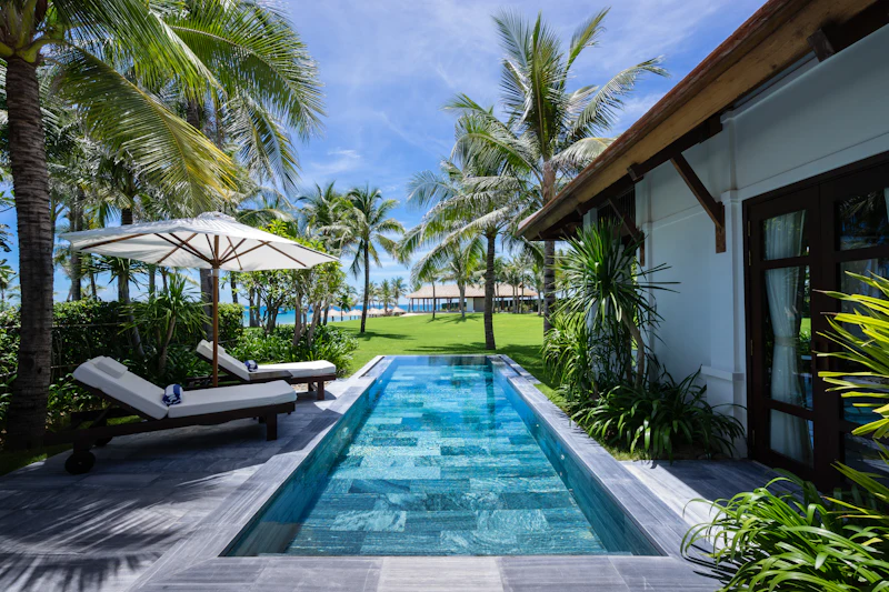 The villa, its pool and the garden