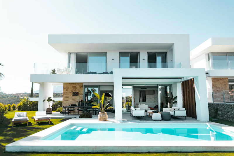 The villa and its pool